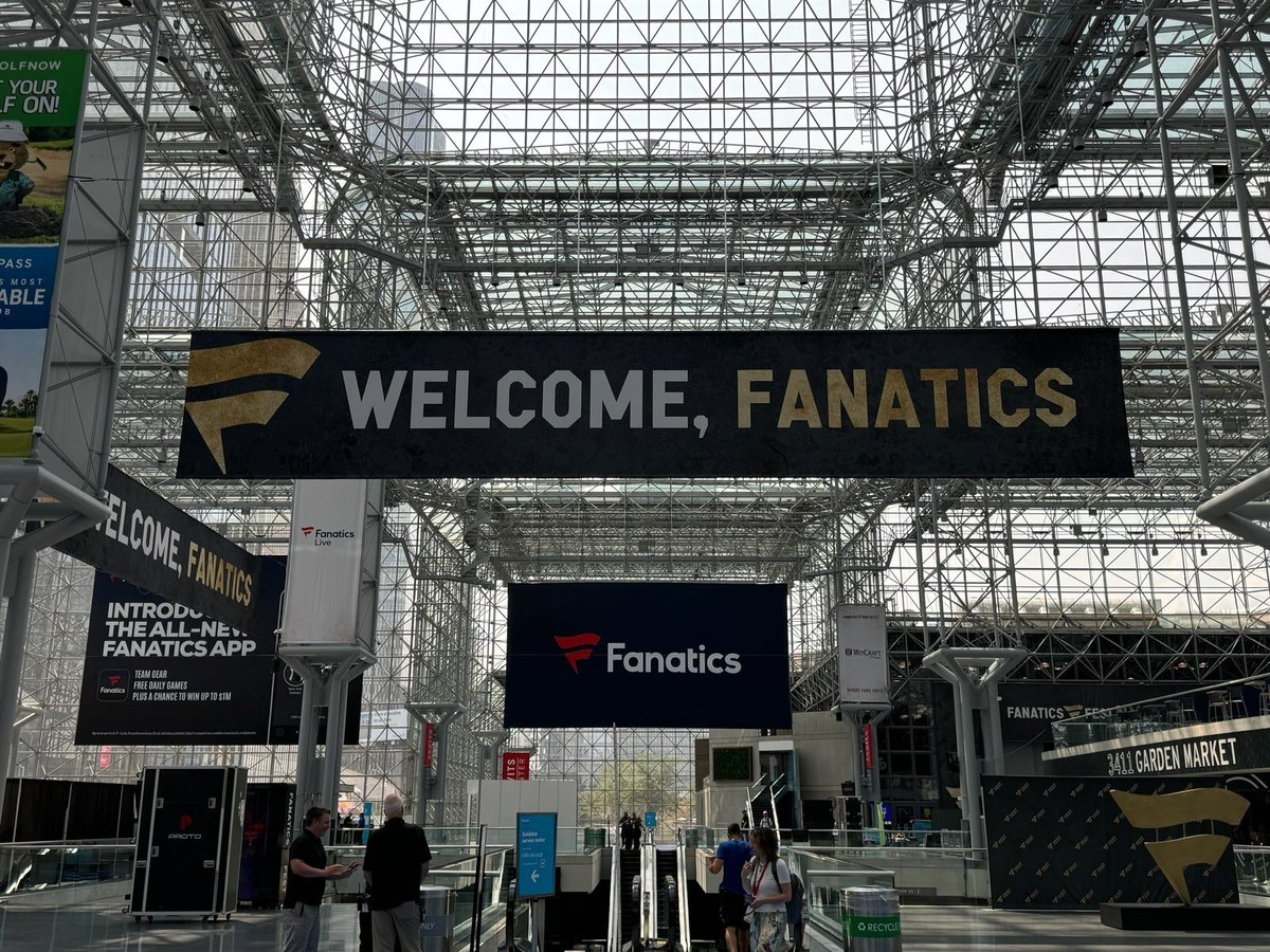 BehindtheScenes Photos at Fanatics Fest with Just Collect